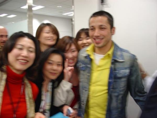 �lhan Mans�z ve ona tapan hayranlar�