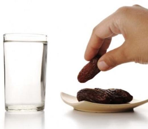 Sahura kalklmamas ya da sahurda sadece su iilmesinin yeterli olmayacan vurgulayan Buzgan, byle bir durumda alk sresinin 16-17 saatten 20 saate ktn, bunun da alk kan ekerinin daha erken saatlerde dmesine ve buna bal olarak gnn daha verimsiz gemesine neden olacan bildirdi.