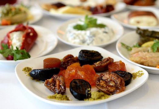 <p><b>Bu kurallara uyulmal</b></p>    Buzgan, Ramazan'da oru tutacaklarn zen gstermesi gerekenlere ise yle dikkati ekti: Ramazan ay sresince yeterli ve dengeli beslenmeye zen gsterilmeli.