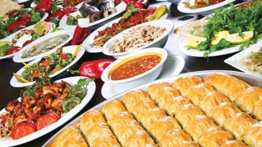 nlerin sahur ve iftarda iki ana, iftardan sonra da 1 ile 1,5'ar saat arayla iki ara n eklinde dzenlenmesi iyi olur.