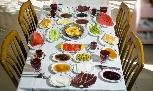 <p><b>abuk ackanlara mercimek, bulgur pilav</b></p>    Sahur nnn ar yemeklerden olumamasnn da nemli olduunu kaydeden Buzgan, byle bir durumda gece metabolizma hz dt iin yemeklerin yaa dnme hz ve kilo alma riskinin arttn ifade etti. Buzgan, "Sahura mutlaka kalklmal ve st, yourt, peynir, yumurta gibi besinlerden oluan hafif bir kahvalt ya da orba, sebze ve zeytinyal yemeklerden oluan n tercih edilmelidir. Gn iinde ar ackma problemi olanlar, midenin boalma sresini uzatarak ackmay geciktiren mercimek, bulgur pilav gibi yemekleri tketmeli ancak ar yal, tuzlu ve ar yemeklerle unlu gdalardan uzak durmaldr" eklinde konutu.