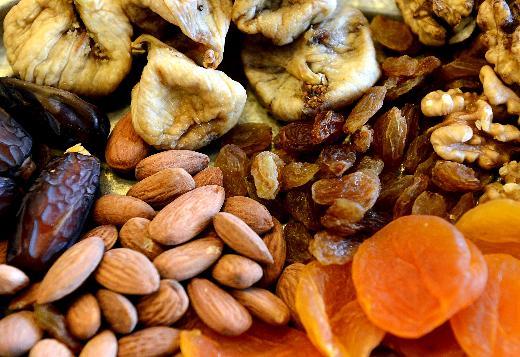 Ramazan aynda yemeklerin piirme yntemleri de ok nemlidir. zellikle zgara, halama ve frnda yaplan yemekler tercih edilmeli, kavrulmu, ttslenmi ve kzartlm besinlerden uzak durulmal. Beslenme dzenindeki deiikliklere bal kabzl nlemek iin kuru baklagil, kepekli tahl, sebze gibi lif oran yksek gdalar, ara nlerde ise taze ve kuru meyveler, ceviz, fndk, badem gibi kuru yemiler tercih edilmeli.