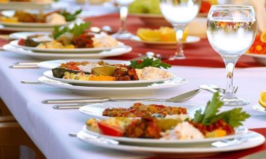 Buzgan, oru tutacaklara u uyarlarda bulundu: "Bu yl Ramazan aynn scak yaz gnlerine rastlamas nedeniyle oru tutanlarn iftar ve sahur menleri konusunda daha dikkatli olmalar gerekiyor. Bu mevsimde scaklk ve nem artna bal olarak vcut ss artar ve metabolizma bu yeni duruma uyum salamaya alr. Scaklklarn etkisiyle artan terlemeyle yeterince sv alnmamas, su ve mineral kayb sonucu, baylma hissi, bulant, ba dnmesi gibi salk problemlerine yol aar. Su, yaamamz iin elzemdir. Vcuttaki su orann yeterli dzeyde tutulmas, hayati nem tadndan vcuttan kaybolan miktarda suyun alnmas gerekir. Gnde ortalama en az 2- 2,5 litre su imeye, ayran, taze sklm sebze ve meyve suyu, soda gibi iecekler tketmeye zen gsterilmeli. Yeterli ve dengeli beslenmenin Ramazan aynda da srdrlebilmesi iin gnn oru tutulmayan blmnde mmknse  n tamamlanmal, zellikle sahur n atlanmamal."