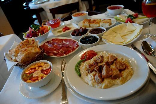 Tek seferde byk porsiyonlar yerine, iftardan sonra azar azar kk porsiyonlar eklinde beslenmeli.