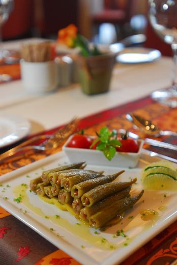 Oru tutarken salkl ve eitli besin seeneklerinin bulunmas, yeterli ve dengeli beslenmenin salanmas gerektiini vurgulayan Buzgan, Ramazan aynda ya, cinsiyet ve fiziksel aktiviteye gre gnlk alnmas gereken enerji, protein, karbonhidrat, ya, vitamin ve mineral oranlarnn ok deimediini, saln korunmas asndan yeterli ve dengeli beslenmenin nem tadn syledi.