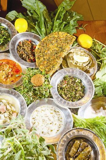 Hzl yemekten kanmal, yemekler yava yava ve iyice ineyerek yenmeli.ftar yemeinden hemen sonra televizyon veya bilgisayar karsna gemek, koltukta dinlenmek yerine biraz hareket etmek, ksa mesafeli yryler yapmak sindirime yardmc olur.