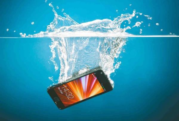 <p><b>Telefonu kapatn</b></p>  En ncelikli yapmanz gereken telefonu kapatmak olacaktr. Szan su, telefon ak olduu taktirde, alan mekanizma ss nedeniyle ieri doru dier paralara hzl yaylabilir.