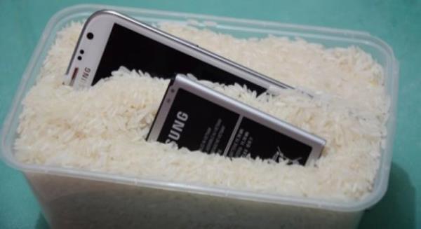 <p><b>Telefon su aldnda yaplmamas gerekenler:</b></p>  lk olarak eskiden bilinen yntemle, kurutma makinas ile telefona szan suyu kurutma fikrini kesinlikle aklnzdan karmalsnz. Sa kurutma makinesi telefonun mekanik paralarna zarar verdii gibi, suyu yok etmiyor ve i paralara iyice yaylmasna sebep oluyor. Ayn ekilde bu durumun tersini dnerek elektirikli sprge ile suyu ekmenin etkili olduu kans da doru bildiimiz yanllardan. Elektirik sprgesi suyu ekse dahi, telefonun dokunmatiine zarar verir ve hassas paralarn canlanmasna sebep olur.