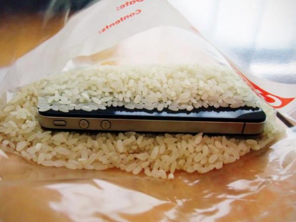 Yksek miktarda deere sahip akll telefonlar korumak iin klf ya da ekran koruyucu filmler kullanlyor. izik ve darbelerden korunmak iin internette ve kitaplarda yzlerce bilgi anlatlrken, telefonun su almas durumunda yaplmas gerekenler yeterli lde bilinmiyor. Mobilcadde Dijital Pazarlama Uzman Zeynep Uyla, acil mdahale gerektiren telefonun suyla temas durumunda, bilinen yntemlerin aksine farkl ve etkili kurtarma yntemlerini listeledi.