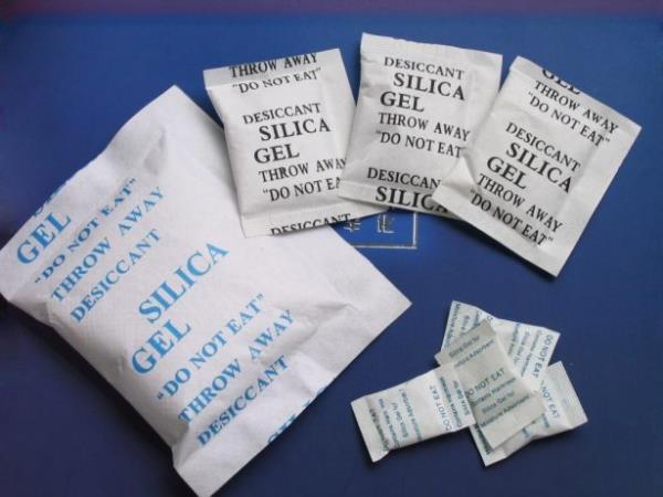 Telefonun su almas iin illa tatilde deniz kenarnda olmaya gerek yok, antadaki su iesinden szacak szntyla cihazn su alaca gibi, bulak ykarken ya da televizyon keyfi yaparken itiiniz merubatn dklmesiyle de su alabilir. Bu gibi durumlarda, yaplmas gerekenleri anlatmadan nce yaplmamas gerekenleri de bilmek gerekiyor.