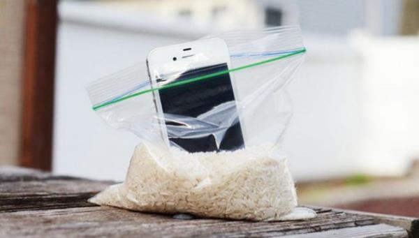 Telefonunuz su geirdiinde hazrlayacanz en temel aralar unlar olmaldr:  Pamuk, vakum poet, pirin, silika jel, temiz bir havlu ve arj cihaz. Srasyla kurtarma aamalarn uygularsanz telefonunuz yksek ihtimalle kurtulacaktr.