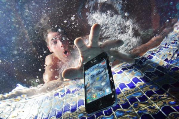 <p><b>Pirin ve vakumlu poet</b></p>  Slika Jel'i arayacak vakti olmayanlar iin ikinci doal zm pirin. Telefonu pirin ierisine koyarsanz, pirin tanecikleri ierisindeki suyu emecektir. Pirin yntemi konusunda dikkat etmeniz gereken nokta ise telefonun pirin ierisinde gml iken hava almamas gerektiidir. Havay nlemek iin vakumlu poet ideal bir tercih olduu gibi, yiyecek saklama kab da kullanlabilir. Burada mhim olan telefon pirin ierisindeyken havayla temas nlemek ve daha hzl sonu almaktr. Telefonunuzun ald suya gre ortalama 24-48 saat aras bu ekilde hi dokunmadan bekletmeniz gerekir.