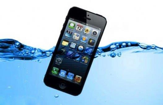 <p><b>Temiz bir havlu ile kurulayn</b></p>  Telefonu sudan karr karmaz temiz ve tozsuz bir havlu ile kurulamalsnz. Telefon d yzeyi tamamen kuruyana kadar nazik hareketlerle kuruladktan sonra dier ilemlere gei yapabilirsiniz.