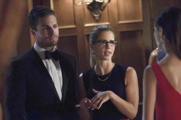 Arrow Milyarder playboy Oliver Queen, 5 sene boyunca �ss�z bir adada ya�amak zorunda kald�ktan sonra evine d�ner. Bu s�re zarf�nda kendisini geli�tiren Queen, kimli�ini gizleyerek �ehirdeki kanunsuzlara kar�� bir sava� ba�lat�r.Yeni sezon eyl�lde.