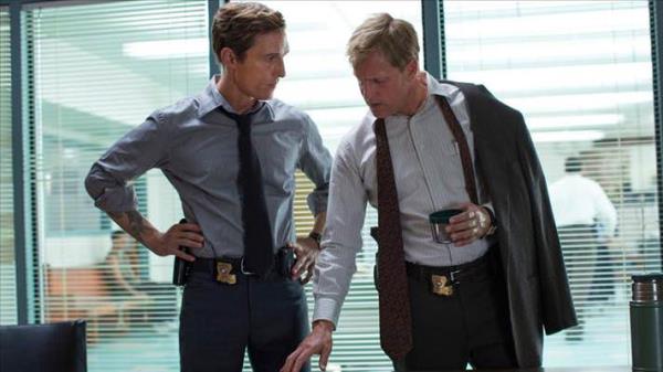 True Detective Matthew McConaughey ve Woody Harrelson gibi sevilen oyuncular� kadrosunda bulunduran True Detective'in yeni sezonda Colin Farell ile yoluna devam edece�i iddia ediliyor. Dizi, �n�m�zdeki senenin merakla beklenen yap�mlar� aras�nda yer al�yor.