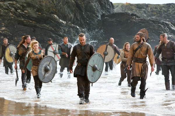 Vikings, 3'�nc� sezonuyla seyirci kar��s�na ��kacak. Ragnar Lodbrok'un hayat�ndan esinlenilen dizi, Vikinglerin �ngiltere'ye d�zenledikleri sald�r�lar� ve sonras�nda b�lgede ya�anan geli�meleri konu al�yor.