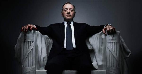 House of Cards Usta oyuncu Kevin Spacey ve Robin Wright'�n ba�rollerini payla�t��� House of Cards, ABD'nin ba�kenti Washington'da ger�ekle�en g�� sava�lar�n� konu al�yor. Dizinin 3'�nc� sezonunun 2015 y�l�nda yay�nlanmas� bekleniyor.