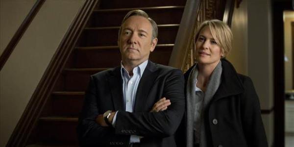 House of Cards Usta oyuncu Kevin Spacey ve Robin Wright'�n ba�rollerini payla�t��� House of Cards, ABD'nin ba�kenti Washington'da ger�ekle�en g�� sava�lar�n� konu al�yor. Dizinin 3'�nc� sezonunun 2015 y�l�nda yay�nlanmas� bekleniyor.