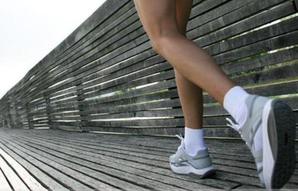 Yry srasnda, nefes alabilen ve ayanzn rahat olduu, destek blgeleri bulunan spor ayakkablar tercih etmelisiniz.