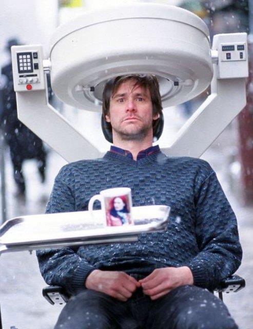 Bunun iin de belirli bir yerde elektrik oku verilen farelerin mekanla ilgili olumsuz anlarn yine optik kablolar aracl ile nronlar uyararak ve bu kez dl vererek olumluya evirdik."