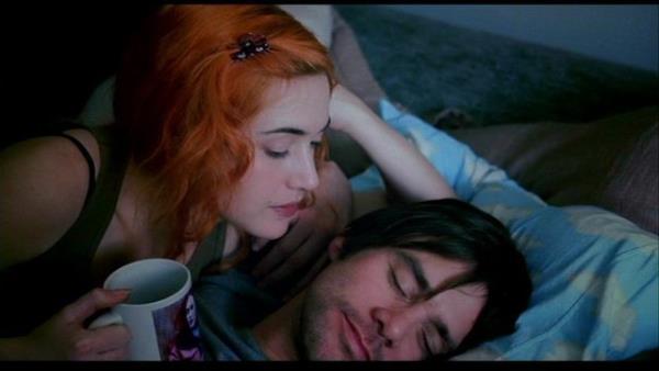 Film, iki yl boyunca beraber olduu sevgilisinden olduka artc bir haber alan Joel Barish'in, bir teknolojik deneye katlan sevgilisine, ilikilerini tamamen hafzasndan silinmeden hatrlatmaya almasn anlatyor