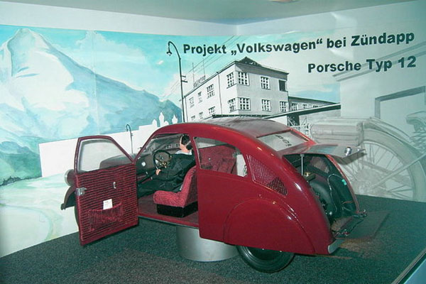 4 silindiri, serbest süspansiyonlu dingili bulunan ilk VW Beetle'lar arkadan itişliydi. Mayıs. Porsche'un hayata geçiş öyküsü ise oldukça ilginç. 1934 yılında Porsche ve Hitler, Berlin?deki Keiserhof Hotel?de bir araya geldiler. Hitler, Porsche?den ?halk için bir otomobil? tasarlamasını istedi.Hitlerin hedeflediği volkswagen 2 yetişkin ve 3 çoçuk taşıyabilecek, 100km hızla gidebilecek, ekonomik, ayrıca 3 silahlı askeri taşıyabilecek ve fiyatı 1000 Reich Mark?ı geçmeyecekti.