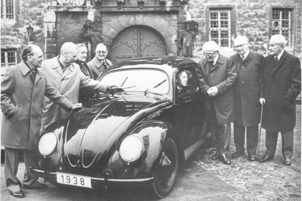 1938 yılının 28 Mayıs'ında Almanya?nın Aşağı Saksonya yöresindeki Fallersleben Kanalı kıyısında dünyanın en büyük otomobil fabrikasının temeli atıldı. 7 Haziran tarihli ?Motor? dergisinde, Vosvos?un doğumu, ?Hitler?in Sevinç getiren güç otomobili? başlığıyla duyuruldu.(Kraft Durch-Freude-Wagen-Kdf-Wagen). İlk Vosvos, daha doğrusu Kdf-Wagen ilanı ?Ayda yalnızca 5 mark?a otomobil sahibi olmak..." şeklindeydi.