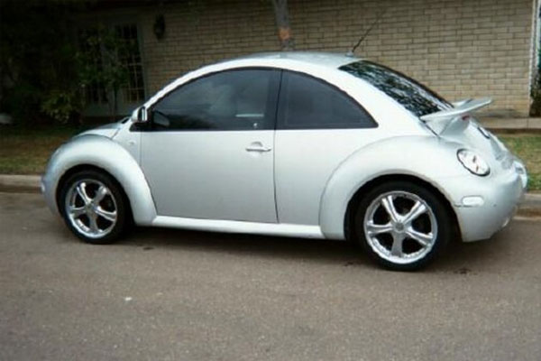 Fakat VW Beetle efsanesinin bittiğini düşünmek için çok erkendi. Çünkü 1999 yılında Vosvos'un torunu New Beetle ismiyle piyasaya çıktı. Efsanenin arkadan itişli şanzımanını terk eden VW, bu modelde önden çekişli modern bir görünüme kavuştu.