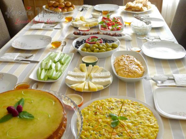 Ya ierii az olan ayran, su, kalp ve tansiyon rahatszl yoksa maden suyu, az ekerli komposto, hoaf tketilebileceini, hazr meyve sular yerine de taze sklm meyve sularnn tercih edilmesi ifade etti.