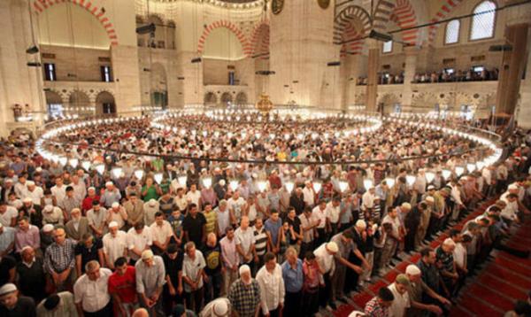 Bayram namazn yalnz erkekler klar...