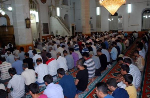 O Ramazan ay ki irad iin, hak ile batl ayrt eden, hidayet ve deliller halinde bulunan Kur'an onda indirildi. Onun iin sizden her kim bu aya eriirse oru tutsun. Kim de hasta veya yolculukta ise tutamad gnler saysnca dier gnlerde kaza etsin.
