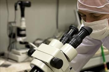 <p><b<HASTALIIN BELRTLER:</b></p>   Azda tekrarlayan aftlar, cinsel organ evresinde yaralar ve yara izleri, deiik deri lezyonlar vardr, ayak bilei, diz, el bilei ve dirsek eklemleri etkilenir, gzler sendromun balangcndan sonraki ilk 3 yl iinde tutulur, barsak incelemesinde lserler grlebilir.