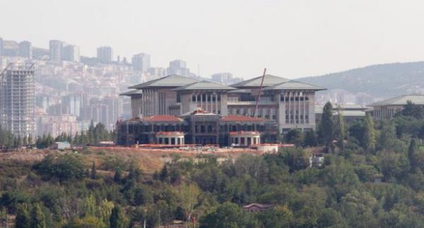 Seluklu, Osmanl ve Avrupa mimarisinden rneklerin yer ald yapnn d cephesinde doal talar kullanld.