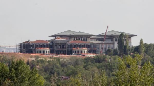  bloktan oluan idari binann bulunduu yerlekede, inaat devam eden iki katl binann da konut olarak kullanlmas bekleniyor.