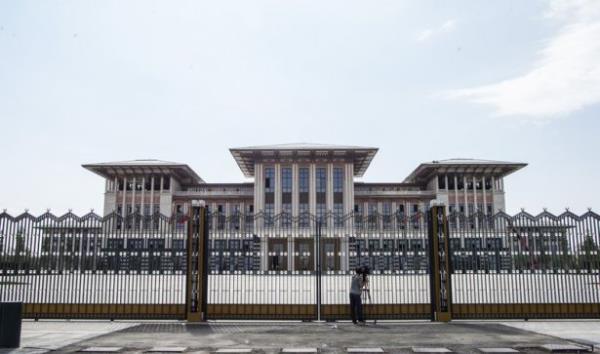 Yap, dinlemelere kar da korumal olarak tasarland. zel yaltml "sar oda"larn oluturulduu binada, yer altnda "Kriz Merkezi" bulunacak.