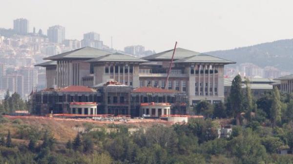 Cumhurbakan seildikten sonra nerede ikamet edecei ve alma binas olarak nereyi kullanaca merak edilen Erdoan, dn Azerbaycan'a hareketinden nce Esenboa'da yapt basn toplantsnda cevab verdi, Cumhurbakanlnn AO'deki binaya geeceini syledi.