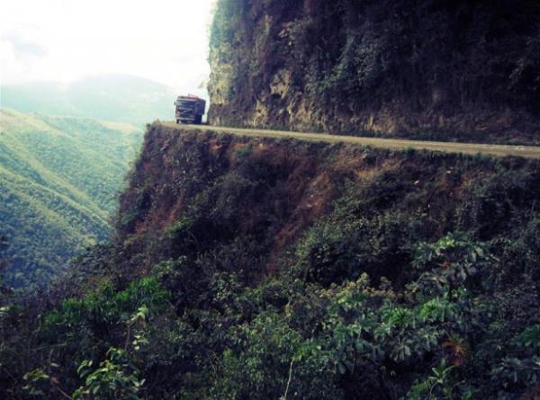 <p><b>Dnyann en tehlikeli yollar</b></p>    Bolivya'nn bakenti La Paz' Coroico'ya balayan yolun 61 ile 69'uncu kilometreleri arasndaki blm 'lm yolu' olarak adlandrlyor.