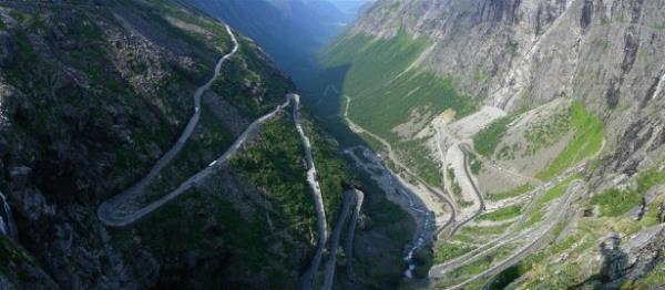 <br><b>Trollstigen</b></br>  Sert virajl pek ok yol olabilir ama hibiri bu konuda Norve?teki Trollstigen Yolu ile boy lemez.