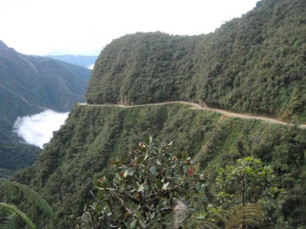 <br><b>lm Yolu</b></br>  Derin bir uurum boyunca uzanan bu ince uzun yol, her yl 2-3 yz kiinin lmne neden oluyor.