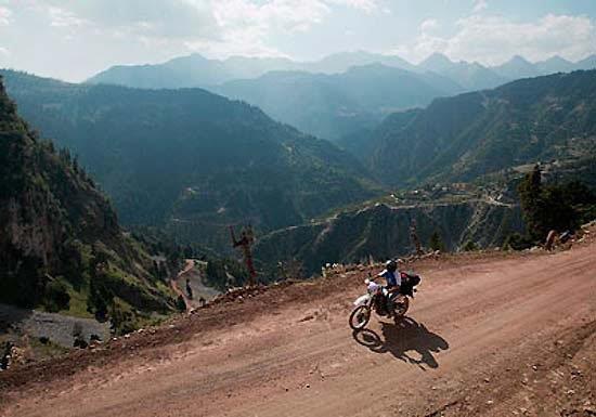 <br><b>Patiopoulo-Perdikaki Yolu</b></br>  Yunanistan?n Patiopoulo ve Perdikaki ehirleri arasndaki dar da yolu, dnyann en tehlikeli yollarndan biri.