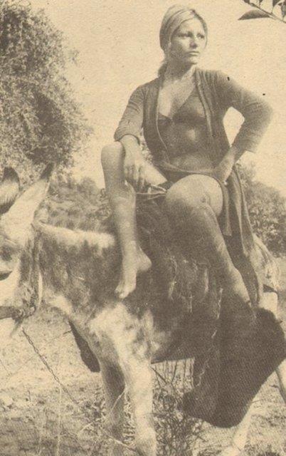 Ajda Pekkan'n nedendir bilinmez eek stnde verdii bir pozu