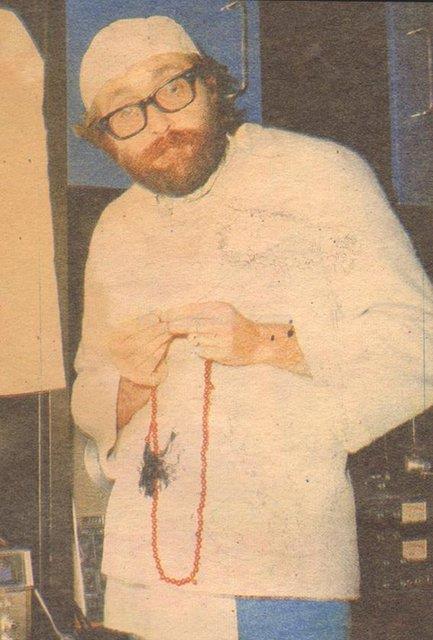 Cem Karaca bir protesto amacyla girdii klkla dikkat ekiyor