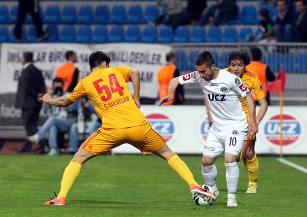 RZE, CEYHUN'U STYOR Sper Lig'in yeni takmlarndan aykur Rize gzn Ceyhun Glselam'a dikti. Geen sezon Kayseri'de kiralk oynayan gen yldz teklife scak bakyor.