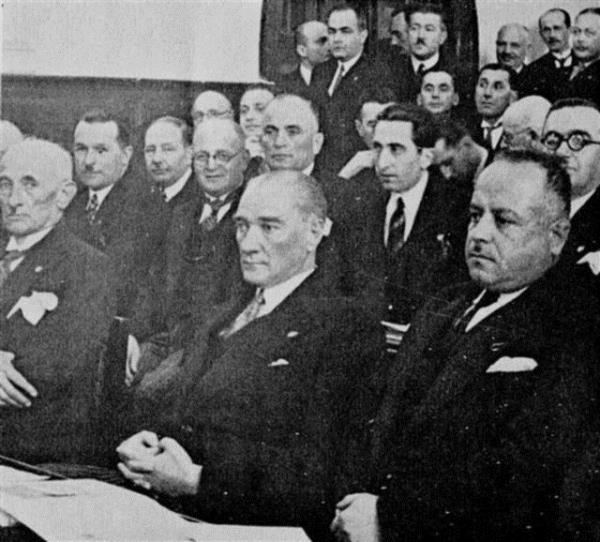 Mustafa Kemal Atatrk ile balayan genel bakanlk koltuuna u dneme kadar, smet nn, Blent Ecevit, Deniz Baykal, Hikmet etin, Altan ymen ve Kemal Kldarolu oturdu.