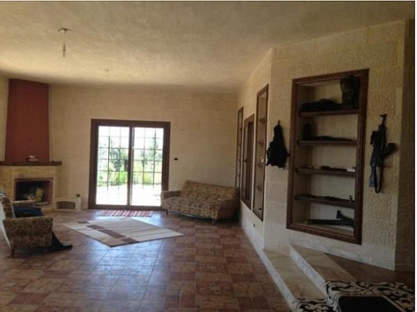 Irak'ta Musul kentini ele geirdikten sonra ilerleyiini srdren ID terr rgt militanlar imdilerde '5 yldzl sava'n keyfini sryor. Militanlar Atmeh kyndeki bu villay kendi operasyonlarn planlamak iin merkez olarak kullanyor.