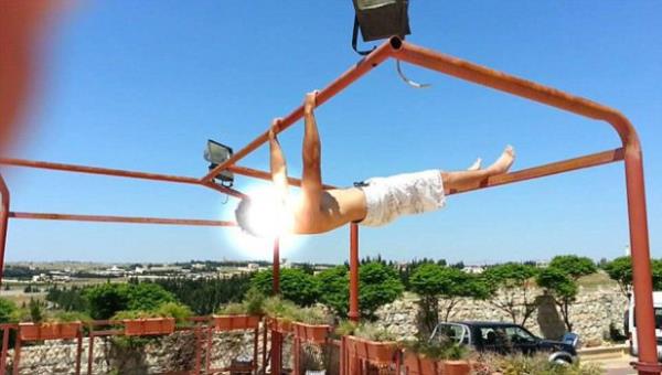 Elenirken fotoraf ektiriyorlar.