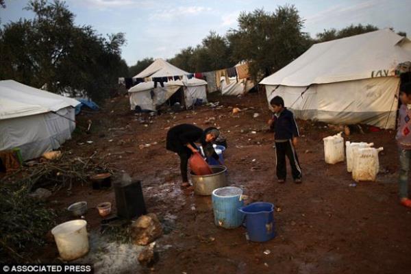 Villa, alk ve susuzluun penesinde bulunan Suriyeli mltecilerin bulunduu kampa sadece iki kilometre uzaklkta. te su toplayan Suriyeli bir kz ocuu.