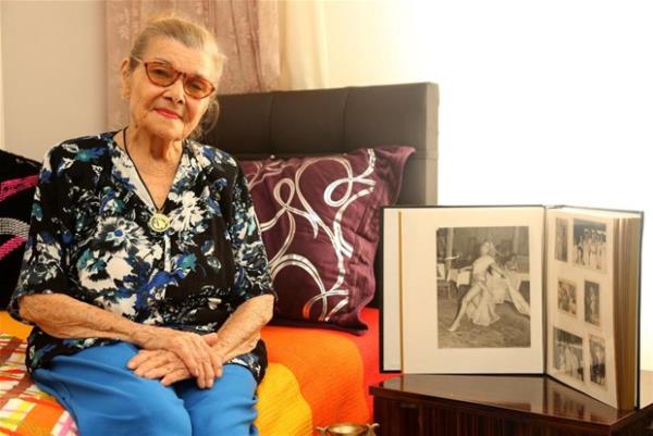 Nimet Alp, "Zeki Mren, Fikret Hakan, Eref Kolak, Adile Nait gibi isimlerle filmlerim var. O dnemlerde herkes etrafmdayd. Binlerce hayranm vard. Ama imdi unutulmak, hatrlanmamak zoruma gidiyor" dediHuzurevindeki odasnn duvarlarn an dolu fotoraflarla ssleyen Nimet Alp, yakn dostu merhum Zeki Mren ile ekilen fotorafn yatann ba ucundan ayrmyor.Set fotoraflar ve filmlerinin afileri ile dolu olan albmn bakp, saatler geiren Nimet Alp, yakn zamanda hayatna gzlerini yuman tiyatro ve sinema sanats olpan lhan?n cenazesine devlet byklerinin katlmasnn kendisini sevindirdiini syledi.