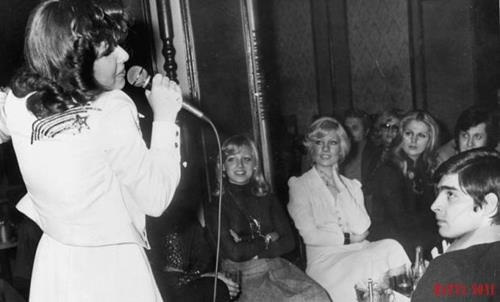 Magazin objektifleri gnmz sanatlarnn ou zaman sinirlenmesine yol asa da, aslnda sanat tarihimizin bilinmeyenleriyle ilgili ok ey anlattklar su gtrmez bir gerek. Birlikte poz vermi olduklarna inanamayacamz nllerden tutun, bir daha bir araya gelmesi mmkn olmayan insanlar birlikte grntleyen fotoraflara kadar, nice kare bugn neredeyse tarihi eser kymetinde. te size garip ekilde bir arada grntlenmi nllerin 27 fotoraf!