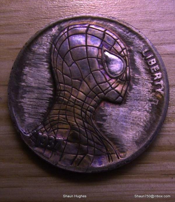 ngiltere'de yaayan sanat Shaun Hughes madeni paralar kazyarak kendi paralarn yaratyor. Paralarn stne izgi romanlardan, Yunan mitolojisinden ve gnlk hayattan esinlenerek bir ok ekil kazyor. te sanatnn almalarna rnekler.